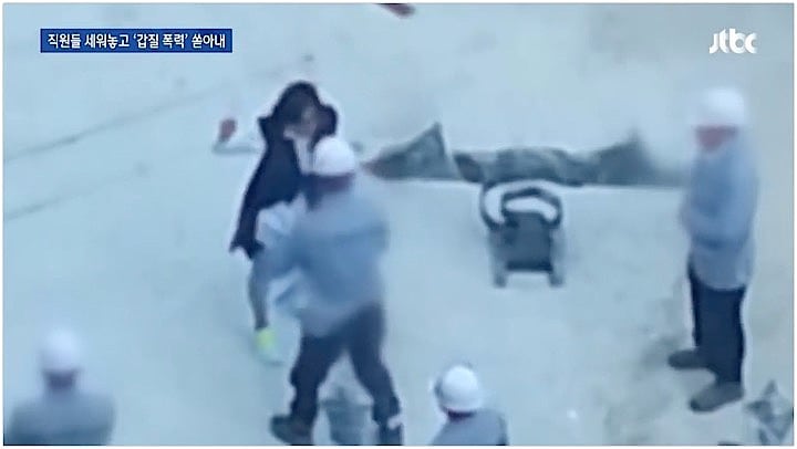 李明姫氏のパワハラ場面とされる動画のキャプチャ画像　JTBC News/ YouTube