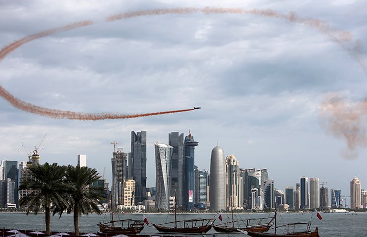 半島国家カタールの首都ドーハの上空をデモ飛行するカタール軍の戦闘機　Fadi Al-Assaad-REUTERS