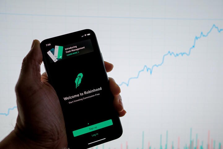 スマホ1台あれば数タップで取引可能　DAVID TRAN PHOTO-SHUTTERSTOCK