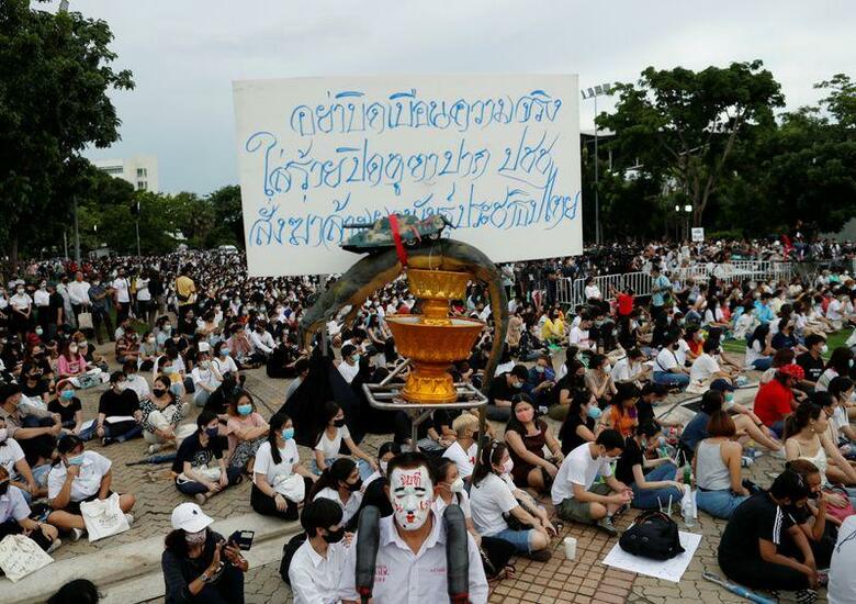 タイの首都バンコク郊外のタマサート大学で、学生による過去最大規模の反政府集会が開かれた。タマサート台で開かれた集会で撮影（２０２０年　ロイター/Jorge Silva）