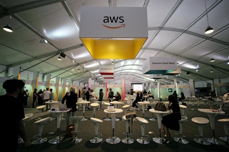 写真は アマゾン・ウェブ・サービス（ＡＷＳ）のロゴ。2017年9月、バーレーンのマナマで撮影。REUTERS/Hamad I Mohammed