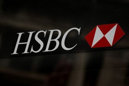 　５月２０日、英金融大手ＨＳＢＣホールディングスは、最近統合したウェルスマネジメント事業の運用資産額が今後３年間にアジア太平洋地域で２桁の伸びを達成する見通しだ。写真はニューヨークで昨年８月撮影（２０２０年　ロイター／Brendan McDermid）