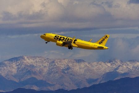 米格安航空会社（ＬＣＣ）のフロンティア航空が同業のスピリット航空との合併交渉再開を検討していることが複数の関係者の話で分かった。米紙ウォール・ストリート・ジャーナルが２２日に報じた。写真はスピリットの航空機。ラスベガスで２月撮影。（2024年 ロイター/Mike Blake/File Photo）