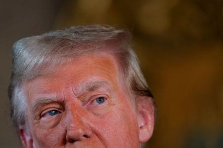 トランプ米大統領は２４日、記者団に対し、米中貿易摩擦の緩和に向けて両国が同日午前に会合を開いたことを明らかにした。２０２４年１２月撮影（２０２５年　ロイター/Brian Snyder）