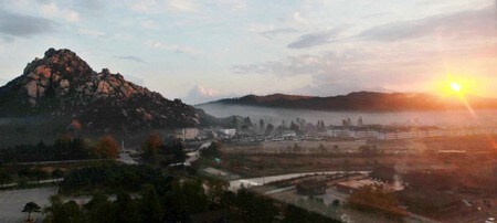 　１１月１５日、北朝鮮は南北協力の象徴である景勝地・金剛山の施設について、韓国が取り扱いを巡る協議を要求し続ければ、一方的に撤去するとの「最後通告」を行ったことを明らかにした。写真は日の出の時間帯の金剛山。２０１０年１０月３１日撮影（２０１９年　ロイターF/Kim Ho-Young/Korea Pool）