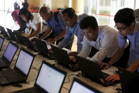 　６月２１日、インドネシア経済がおよそ６年ぶりの低成長に落ち込むなか、企業の人員削減が止まらない。ジャカルタの職業フェアで仕事を探す若者ら。１１日撮影(２０１５年　ロイター/BEAWIHARTA)