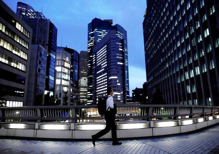 6日、東京都では新たに177人の新型コロナウイルス陽性者が確認された。写真は9月29日、都内で。REUTERS/Issei Kato