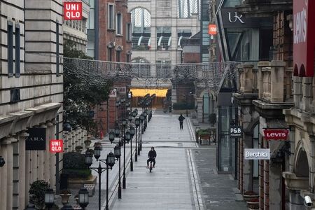 　２月２７日、中国国家衛生健康委員会は２７日、中国本土の新型コロナウイルスの新たな感染者が２６日は４３３人だったと明らかにした。写真は中国の武漢にある商業施設。で２６日撮影（２０２０年　ロイター／Stringer）