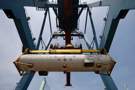 　４月１５日、インドネシアのバフリル・エネルギー・鉱物資源相は、関税交渉の一環として米国からの原油と液化石油ガス（ＬＰＧ）の輸入を約１００億ドル増やすことを提案すると国内メディアに明らかにした。写真は、船から降ろされる液化石油ガスの入ったタンク。２月１２日、ジャカルタで撮影（２０２５年　ロイター/Willy Kurniawan）