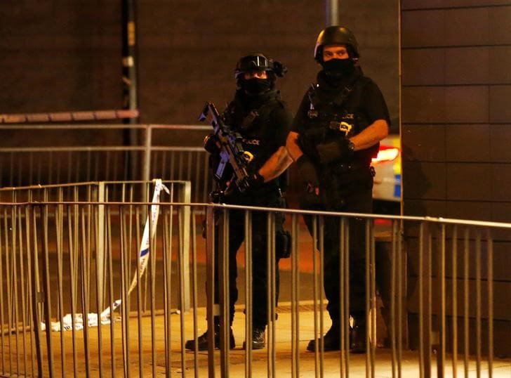 ５月２９日、国連は、英国の対テロ戦略には本質的な「欠陥」があり、同国が平穏な抗議活動や自由な表現を取り締まる「監視国家」へとわずかながらシフトしていると警告する報告書を公表した。写真は爆発事件のあったマンチェスターで２３日撮影（２０１７年　ロイター/Andrew Yates）