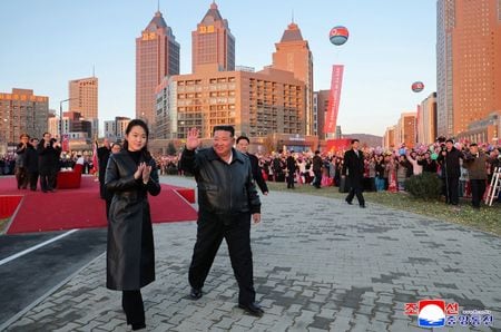 北朝鮮の金正恩朝鮮労働党総書記と娘のジュエ氏。2月16日、平壌の新築住宅の竣工式に出席した。KCNAが2月17日に公開。REUTERS