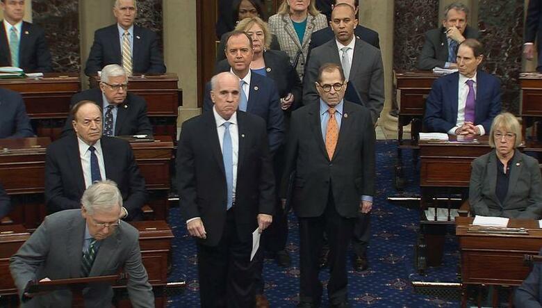 米上院でトランプ大統領のウクライナ疑惑を巡る弾劾裁判が16日始まった。来週21日に冒頭陳述が行われ審理が開始される。写真は上院に入る検察官役の下院議員ら。写真はSenate TVの動画から（2020年　ロイター）