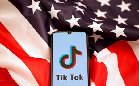 米アプリストアで中国系の動画投稿アプリ「ＴｉｋＴｏｋ（ティックトック）」と対話アプリ「微信（ウィーチャット）」の新規ダウンロードを禁止するトランプ政権の措置は、法廷での争いが続く見通しだ。写真は米国旗の上のTikTokのロゴマーク。２０１９年１１月８日に撮影。（２０２０年　ロイター／Dado Ruvic）