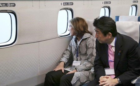 　７月２２日、安倍晋三首相が打ち出した経済対策では、リニア新幹線に財政投融資資金を投入し、東京─大阪間の開業を８年前倒しする構想が盛り込まれた。写真は試験車両に試乗する安倍首相（右）とケネディ駐日米大使、山梨県内で２０１４年４月代表撮影（２０１６年　ロイター/Koji Sasahara）