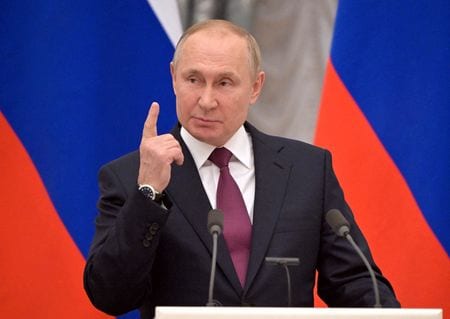ロシアのプーチン大統領（写真）は、インドネシアのジョコ大統領と電話会談を行い、インドネシアのバリ島で開かれる２０カ国・地域（Ｇ２０）首脳会議について協議した。２月撮影（２０２２年　ロイター/Sputnik/Sergey Guneev/Pool via REUTERS）