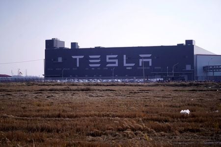 　１２月２７日、米電気自動車メーカー、テスラは、上海工場から現地生産の「モデル３」１５台を３０日に納入する。写真は上海工場。２日撮影（２０１９年　ロイター/Aly Song）