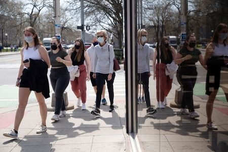 米疾病対策センター（ＣＤＣ）のワレンスキー所長は７日、国内の新型コロナウイルス感染について、感染力が強い英変異株「Ｂ１１７」が主流になったと明らかにした。ミシガン州アナーバーの通り。４日撮影（２０２１年　ロイター／Emily Elconin）