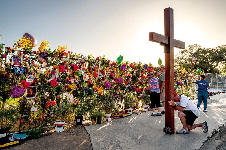 洪水犠牲者に花を手向け、祈りをささげる市民　BRANDON BELL/GETTY IMAGES