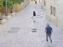 4月28日、エルサレムのダビデ廟近くでユダヤ人の男がフランス人のカトリック修道女を襲撃する事件が発生。防犯カメラは男が背後から修道女に駆け寄り、石畳に突き飛ばす様子を捉えている　ISRAELI POLICE-X