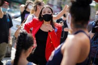 民主党オカシオコルテスの「金持ちに課税せよ」スウェット（58ドル）に浴びせられた罵詈雑言