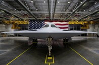 米空軍の最新鋭ステルス爆撃機「B-21レイダー」は中国の次世代超音速ミサイルにかなわない？