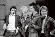 「だまされていると思わないか？」　セックス・ピストルズが放った伝説の一言はイギリスをどう変えた？