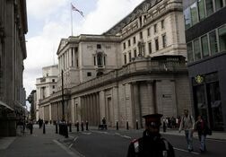 英中銀、30日は金利据え置きへ　中東紛争の影響見極め