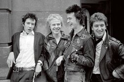 「だまされていると思わないか？」　セックス・ピストルズが放った伝説の一言はイギリスをどう変えた？