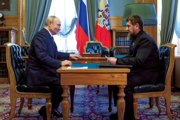 モスクワでチェチェン共和国のカディロフと会談するプーチン（昨年5月）