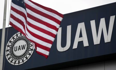 　２月２１日、全米自動車労組（ＵＡＷ）は、米国で自動車と電気自動車（ＥＶ）電池に携わる非組合労働者の組織化に今後２年間で４０００万ドルを投入する方針を明らかにした。 ミシガン州デトロイトで2011年撮影（２０２４年　ロイター/Rebecca Cook）