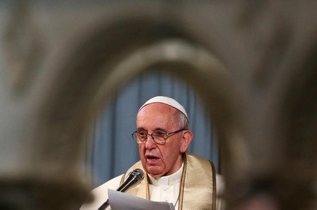 　２月２６日、ローマ法王フランシスコ（写真）は、英国国教会の最高位聖職者であるウェルビー・カンタベリー大主教とともに南スーダンを訪問する可能性を検討していると述べた。訪問は、内戦と飢餓に苦しむ人々に注意を向けるのが目的だという。ローマで撮影（２０１７年　ロイター/Alessandro Bianchi）