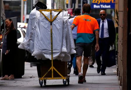 豪連邦統計局が１７日発表した５月の雇用統計によると、就業者数は１１万５２００人増加し、予想の３万人を大幅に上回る増加だった。資料写真、２０１６年５月、シドニーで撮影（２０２１年　ロイター／David Gray）