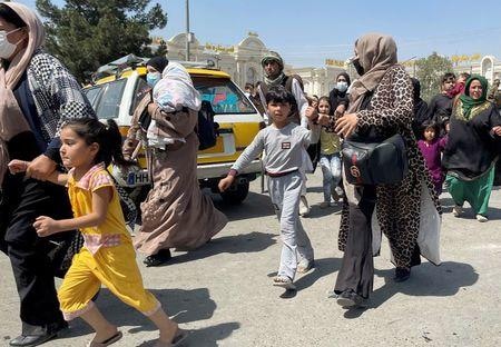 アフガニスタンの反政府武装勢力タリバンが１５日に首都カブールの大統領府を掌握したことを受け、１６日には国外脱出を図る人々が空港に殺到、米国は混乱解消に向けカブールから退避する航空機の運航を停止した。カブールの空港で１６日撮影（２０２１年　ロイター）