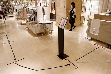 日本百貨店協会が２２日発表した１２月の全国百貨店売上高は、店舗数調整後で前年比１３．７％減の５４６４億円と、１５か月連続マイナスになった。資料写真、都内で２０２０年５月撮影（２０２１年　ロイター／Kim Kyung-Hoon）