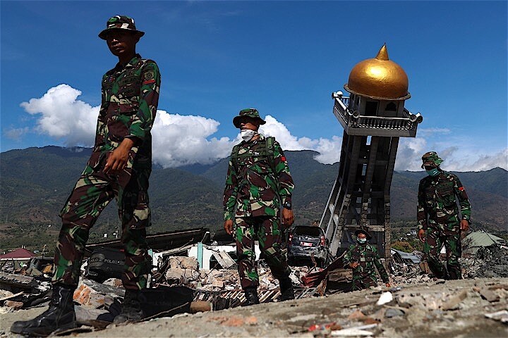 瓦礫となった被災地で行方不明者の捜索は続いているが　Athit Perawongmetha - REUTERS