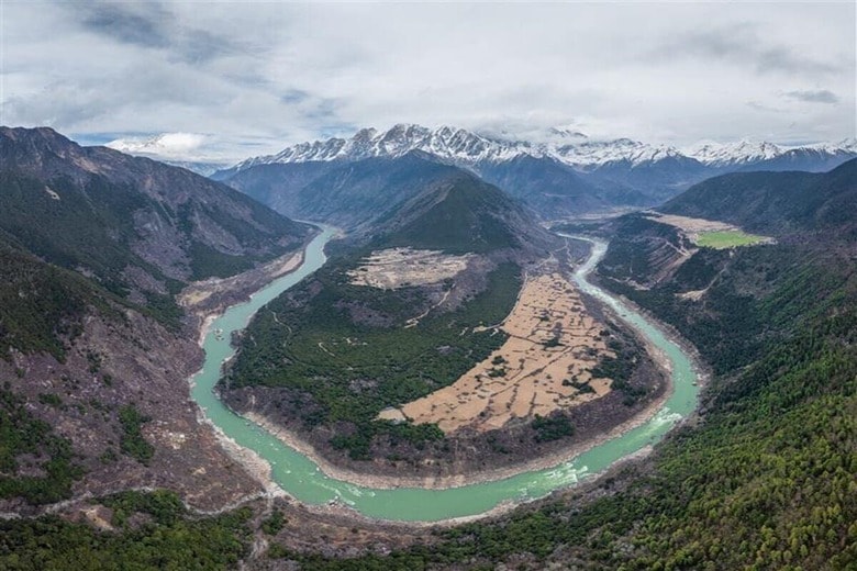 チベット自治区を流れるヤルンツァンポ川。この川に超巨大ダムが建設される　why2husky-shutterstock