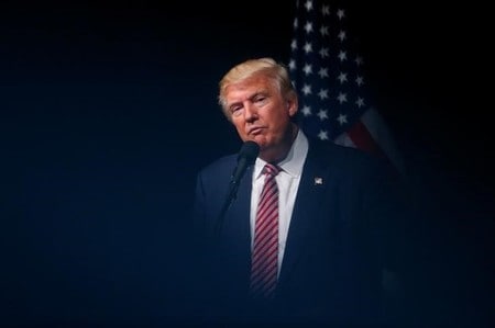 ８月２日、米共和党の大統領候補ドナルド・トランプ氏（写真）の米兵遺族中傷発言を受け、同党下院議員の１人が民主党候補のヒラリー・クリントン氏を支持すると明らかにした。バージニア州アッシュバーンで撮影(２０１６年　ロイター/ERIC THAYER)