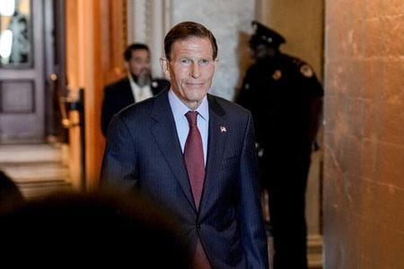 　１１月１７日、米民主党の上院議員７人は、連邦取引委員会（ＦＴＣ）に書簡を送り、実業家イーロン・マスク氏の買収後にツイッターがユーザーを軽視した行動を取っていると指摘し、同社がＦＴＣとの合意を破っていないか調査するよう求めた。写真はブルメンタール議員。ワシントンで８月撮影（２０２２年　ロイター／Ken Cedeno）