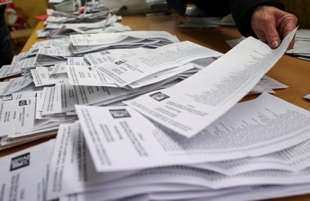 　１２月２１日、スペイン北東部カタルーニャ自治州で実施された州議会選挙（議席数１３５）で、開票率５２％の段階で独立賛成派が７０議席を獲得した。（２０１７年　ロイター/Albert Gea）