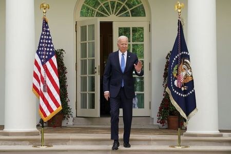 米行政管理予算局（ＯＭＢ）の報道官は１３日、バイデン大統領が２７日に２０２２年度（２１年１０月─２２年９月）予算教書の全容を公表すると明らかにした。写真はバイデン大統領（２０２１年　ロイター/Kevin Lamarque）