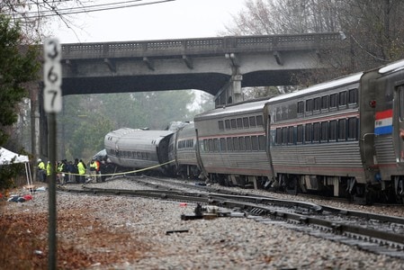 　２月４日、米南部サウスカロライナ州で、全米鉄道旅客公社（アムトラック）の旅客列車が側線に誤進入し、停車中の貨物列車と衝突した。２人の乗員が死亡、１１６人以上が重軽傷を負った。米サウスカロライナ州ケイシーで撮影（２０１８年　ロイター/Randall Hill）