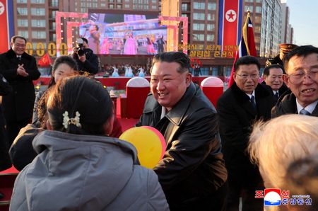 北朝鮮の金正恩委員長。2月16日、平壌で撮影。KCNA提供写真。REUTERS