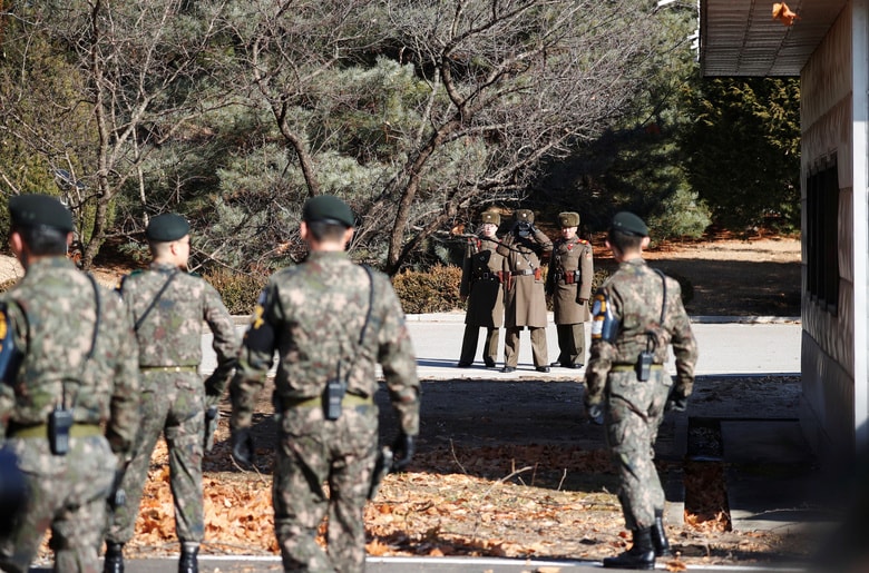 脱北は南北首脳会談前より難しくなっている（写真は、板門店の軍事境界線を挟んで向き合う南北の兵士）　Kim Hong-Ji-REUTERS
