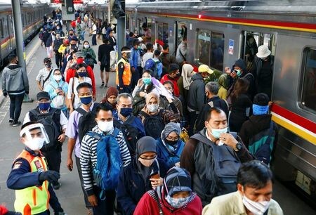 インドネシアのスリ・ムルヤニ・インドラワティ財務相は１５日、首都ジャカルタに新型コロナウイルス感染防止のための規制が再導入されたことから第３・四半期は予想以上のマイナス成長になる可能性があると述べた。規制が再導入された首都ジャカルタのタナアバン駅で１４日撮影。（２０２０年　ロイター/Ajeng Dinar Ulfiana）