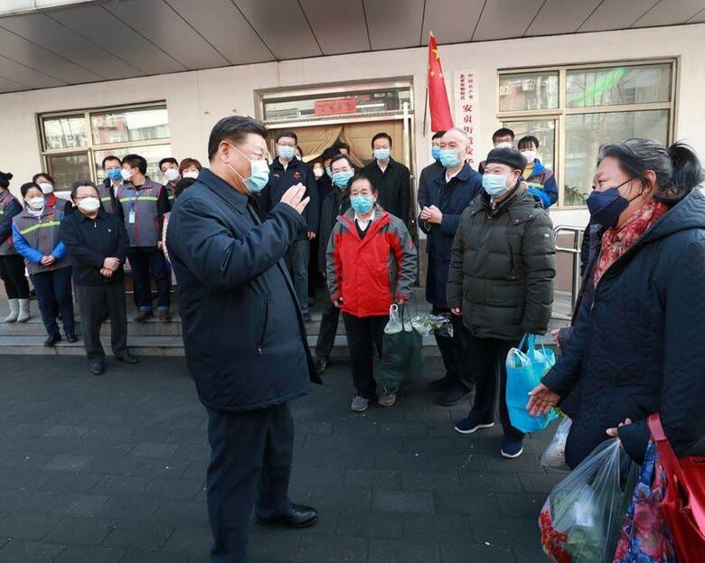 中国の習近平国家主席は今月初めに政府高官らに対し、新型コロナウイルスによる肺炎の感染拡大防止策を進めると同時に、経済と社会の統制を維持し、「2次災害」につながり得るパニックを引き起こさないよう留意する必要があると指摘した。写真は2月10日、北京で撮影（2020年　新華社通信）