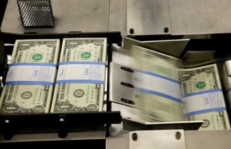 経済協力開発機構（ＯＥＣＤ）は２０日、２０２４年の政府と企業による国債や社債といった債務の残高が世界全体で１００兆ドルを超えたとする報告書を発表した。（２０２５年　ロイター/Gary Cameron）