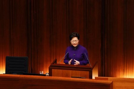 　１月１２日、香港政府トップの林鄭月娥（キャリー・ラム）行政長官（写真）は、開会した立法会（議会）の冒頭に演説し、航空会社のクルーに対する検疫措置強化による負の影響が間もなく表れ、香港へのモノの供給に当たる貨物輸送量が減少するとの見通しを示した。写真は香港で撮影（２０２２年　ロイター／Tyrone Siu）