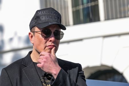 　３月２０日、米社会保障局（ＳＳＡ）が実業家イーロン・マスク氏の「政府効率化省（ＤＯＧＥ）」に国民の個人情報への「無制限のアクセス」を認めたのは、個人情報関連法違反の可能性があるとして、東部メリーランド州の連邦地裁は、社会保障記録の共有を差し止める命令を出した。ホワイトハウスで１１日撮影（２０２５年　ロイター/Kevin Lamarque）