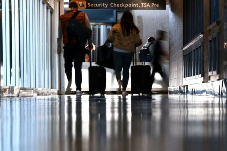 写真は保安検査場を通過する旅行者。2025年11月、米バージニア州ダレスのダレス国際空港で撮影。 REUTERS/Evelyn Hockstein