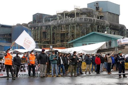 　６月２２日、産銅世界最大手であるチリ銅公団（コデルコ）の労働者は、環境問題によるベンタナス製錬所の閉鎖に抗議するため、大規模なストライキを開始した（２０２２年　ロイター／Rodrigo Garrido）